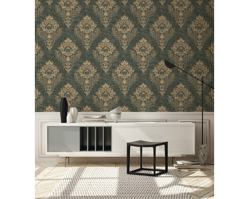 Wohnzimmer mit gemusterter Tapete, Sideboard und Stuhl.