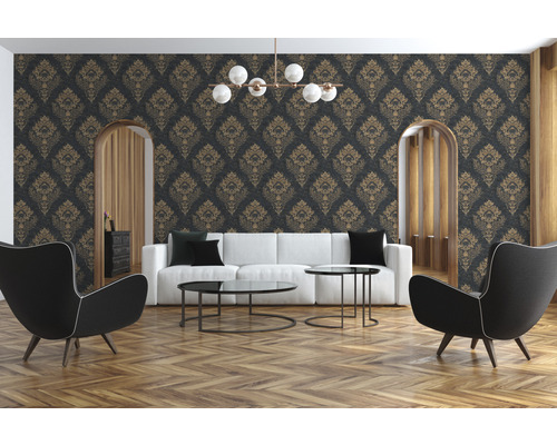 Salon avec papier peint à motifs, canapé et fauteuils