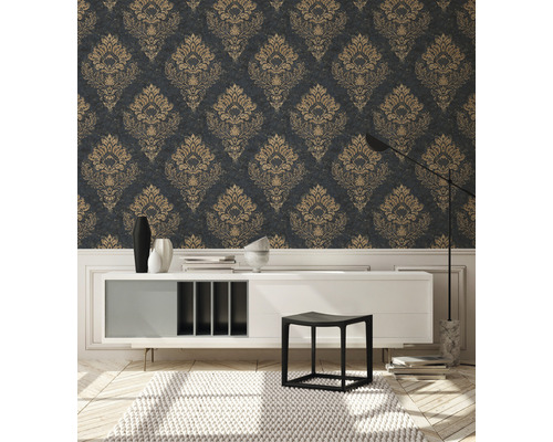 Mur décoratif avec papier peint à motifs floraux, combiné avec des meubles et un éclairage modernes