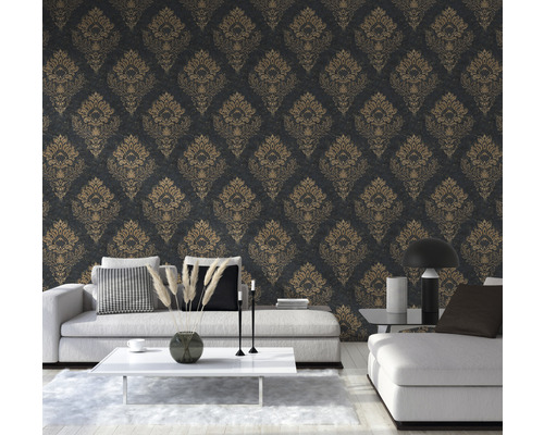 Salon avec papier peint ornemental doré