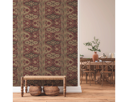 Dekoratives Zimmer mit gemusterter Tapete, Holzboden und Holzbänken mit Körben