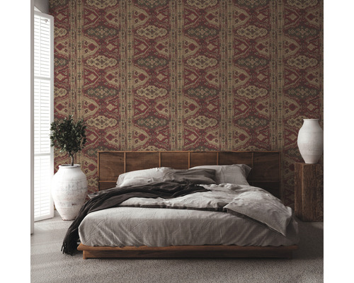 Schlafzimmer mit gemusterten Tapeten, Bett, Holzkopfende, Pflanze und Dekoration