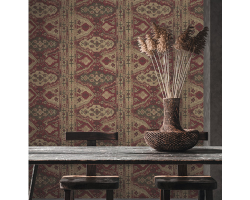 Wohnraum mit Ethno-Tapete, Holztisch und dekorativer Vase mit Trockenblumen