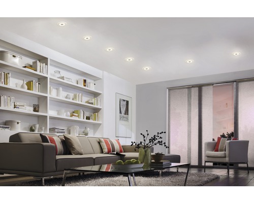 Salon avec plafonniers, canapé, bibliothèque et portes coulissantes