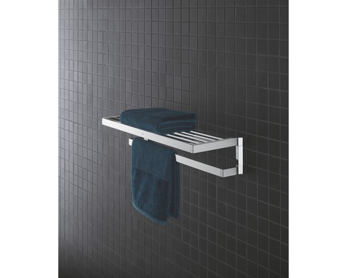 Porte-serviettes avec deux serviettes sur un mur carrelé