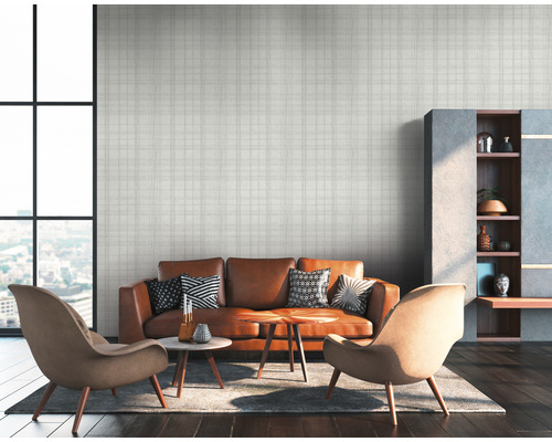 Wohnzimmer mit karierter Tapete, Sofa und Sesseln