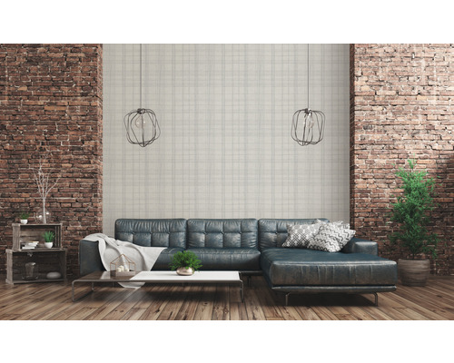 Wohnzimmer mit Ledersofa, Backsteinwand und Pendelleuchten