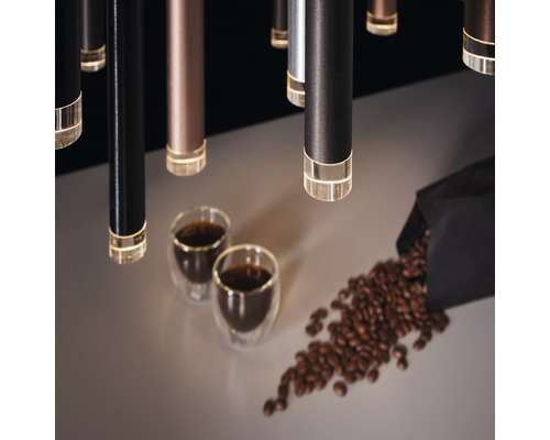 Mehrere Pendelleuchten über zwei Tassen Kaffee und Kaffeebohnen.