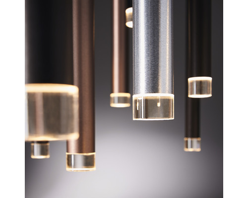 Mehrere zylindrische Pendelleuchten mit LED-Beleuchtung.