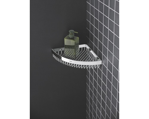 Étagère d''angle avec distributeur de savon dans une salle de bain