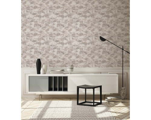 Wohnzimmer mit gemusterter Tapete, Kommode, Lampe und Stuhl