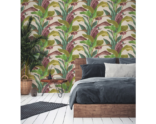 Schlafzimmer mit Pflanzenmustertapete, Bett und Holzmöbeln