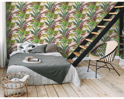 Schlafzimmer mit Bett, Stuhl und Wandtapete mit Pflanzenmotiven für eine natürliche Atmosphäre