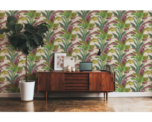 Wohnraum mit gemusterter Tapete, Kommode, Pflanze und Dekoration