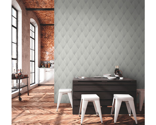 Wohnraum mit gemusterter Tapete, Holzboden und Esstisch mit Stühlen.