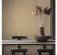 Scène avec table, chaises, décoration et papier peint texturé