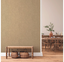 Scène avec papier peint à motifs, banc avec paniers et vue sur une salle à manger