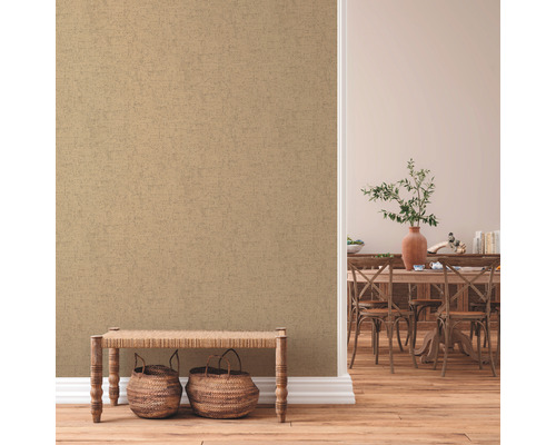 Szene mit gemusterter Tapete, Bank mit Körben und Blick auf ein Esszimmer