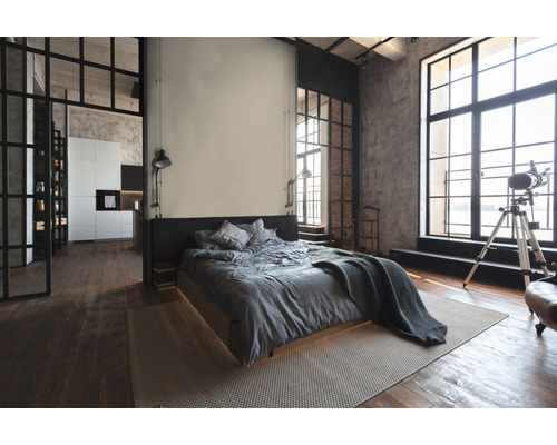 Schlafzimmer im Loftstil mit Bett, Teppich und Fenstern mit Sprossen