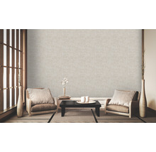 Wohnzimmer mit Textiltapete, Sesseln und Tatami-Matten für ein asiatisch inspiriertes Interieur.