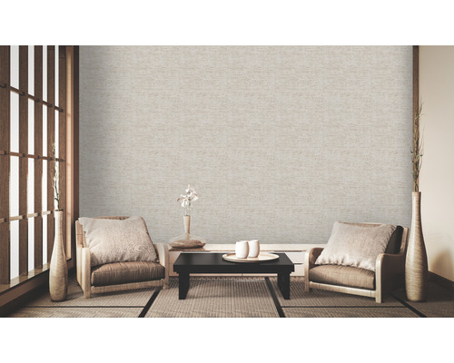 Wohnzimmer mit Textiltapete, Sesseln und Tatami-Matten für ein asiatisch inspiriertes Interieur.