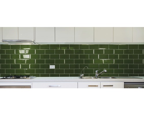 Küchenszene mit grünen Metrofliesen, Spüle und Armatur.