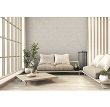 Helle Inneneinrichtung im japanischen Stil mit Sofas, Couchtisch und Zimmerpflanzen