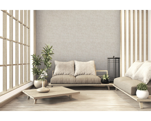 Helle Inneneinrichtung im japanischen Stil mit Sofas, Couchtisch und Zimmerpflanzen