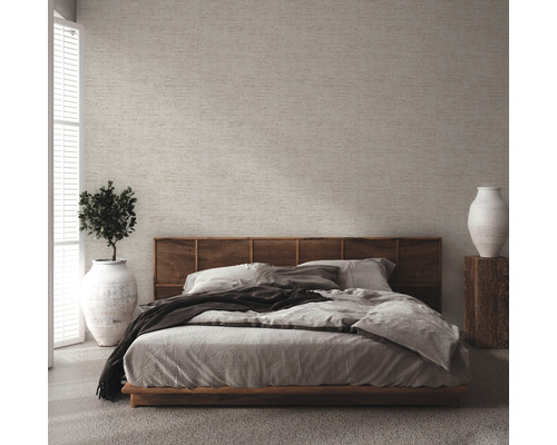 Schlafzimmer mit Doppelbett, Nachttisch und Zimmerpflanze in Vase