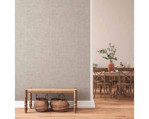 Innenraum mit gemusterter Tapete, Holzbank und Essbereich