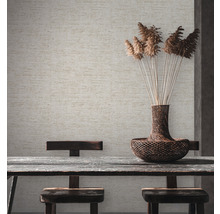 Beige Textiltapete im Interieur mit Holztisch und Dekoration