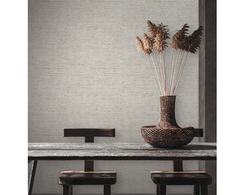 Beige Textiltapete im Interieur mit Holztisch und Dekoration