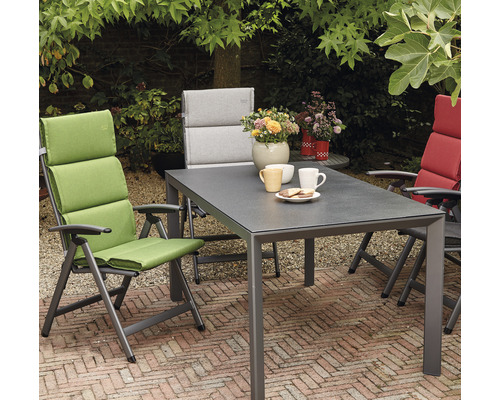 Scène de jardin avec table, chaises et décoration sur une terrasse