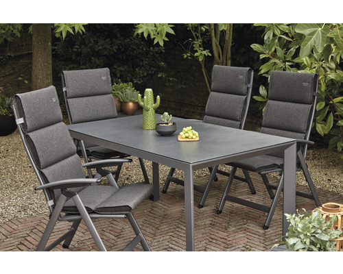 Ensemble de meubles de jardin avec table et quatre chaises dans le jardin.