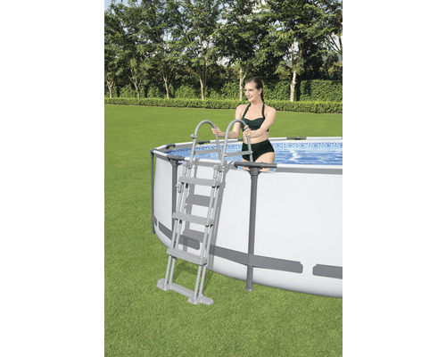 Aufstellpool mit Leiter und Frau im Garten