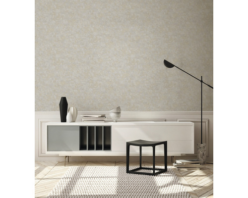 Beispiel eines dekorierten Wohnzimmers mit gemusterter Tapete, Kommode, Lampe und Teppich