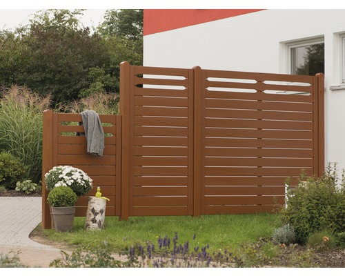 Clôture de jardin en bois avec des planches horizontales comme écran d''intimité