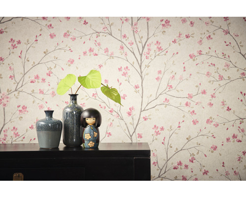 Intérieur décoratif avec papier peint à motifs, vases et poupée en bois sur une commode