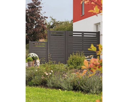 Gartenzaun aus Holz mit horizontalen Latten als Sichtschutz im Garten