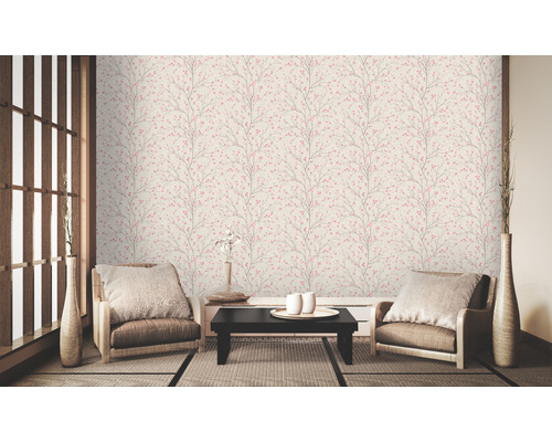 Salon décoratif avec papier peint à motifs floraux, fauteuils et table.