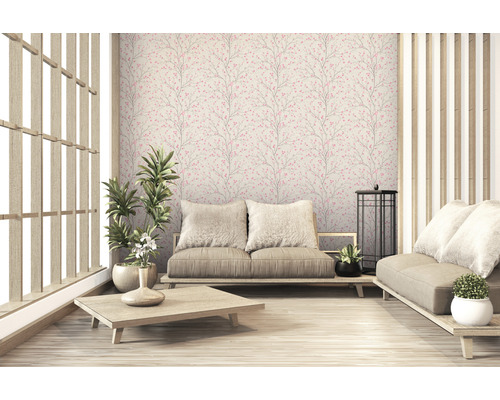 Pièce lumineuse avec papier peint à motifs floraux, meubles en bois et plantes