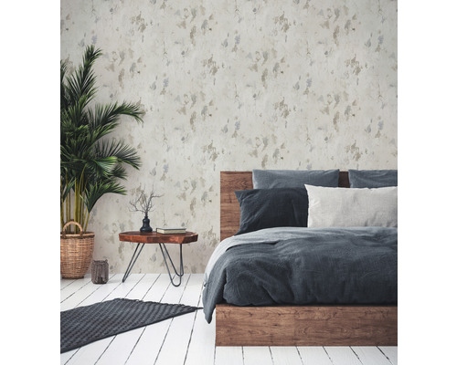 Chambre à coucher avec papier peint à motifs, lit en bois et plante d''intérieur.
