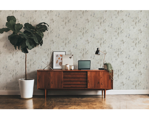 Scène décorative avec papier peint à motifs, commode, plante d''intérieur et fournitures de bureau pour un aménagement intérieur élégant