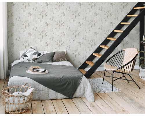 Chambre avec lit, échelle et chaise dans un style clair et organisé