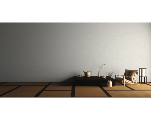 Helle, minimalistische Inneneinrichtung mit Tatami-Matten, niedrigem Tisch, Teekanne, Sessel und Lampe.