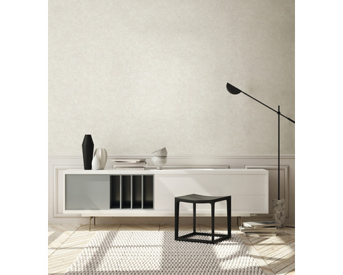 Wohnzimmer mit Sideboard, Hocker, Stehlampe und Teppich