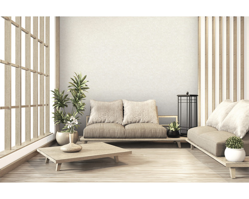 Helle, geräumige Inneneinrichtung im japanischen Stil mit Sofas, Tisch, Pflanzen und dekorativen Elementen