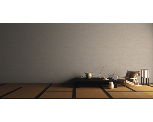 Pièce d''inspiration japonaise avec tatami, table, théière, décoration et fauteuil