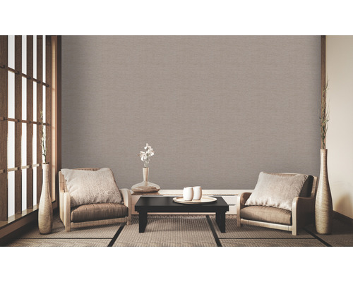 Salon avec papier peint structuré brun, deux chaises et une table