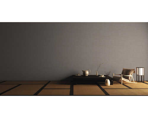 Salon avec papier peint textile, fauteuil, table et tatami pour une ambiance relaxante